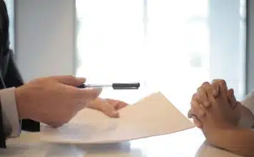 Comment obtenir des financements pour votre entreprise Crop businessman giving contract to woman to sign