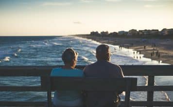 Quand puis-je partir en retraite ? – Ce que les experts recommandent man and woman sitting on bench in front of beach