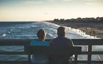 Quand puis-je partir en retraite ? – Ce que les experts recommandent man and woman sitting on bench in front of beach