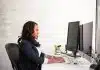 une femme utilisant Excel sur son ordinateur