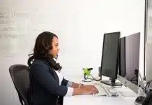 une femme utilisant Excel sur son ordinateur