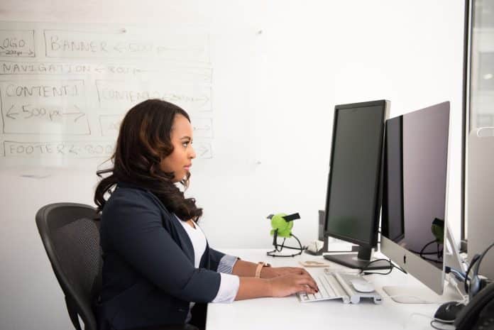une femme utilisant Excel sur son ordinateur