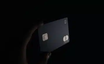 Comment utiliser une carte Transcash ? person holding black card