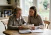 Transmettre son patrimoine grâce à l’assurance vie Femme âgée et fille examinant documents de confiance